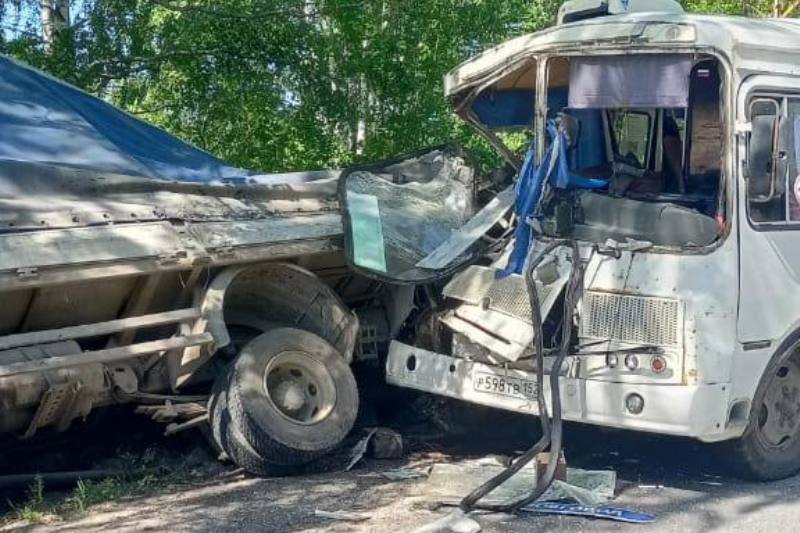 Автобус с пассажирами попал в серьёзное дтп в борском районе