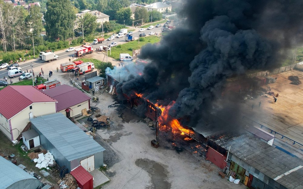 Крупный пожар на складе пиломатериалов в центре Бора